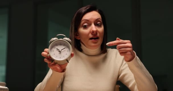 Tiden Rinner Och Kvinnlig Manager Pekar Väckarklockan Sent Kvällen Övertids — Stockvideo