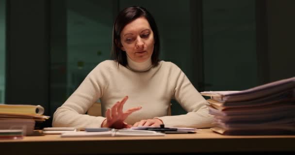 Trabajador Oficina Cansado Sobrecargado Papeleo Tarde Noche Oficina Mujer Nerviosa — Vídeos de Stock