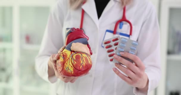 Anatomisches Modell Des Menschlichen Herzens Und Pillen Den Händen Von — Stockvideo