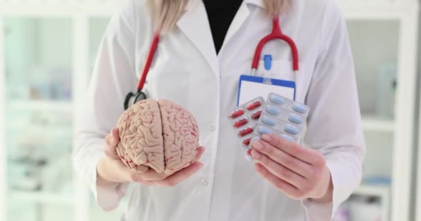 Cerveau Pilules Entre Les Mains Médecin Nootropiques Utilisent Pour Améliorer — Video