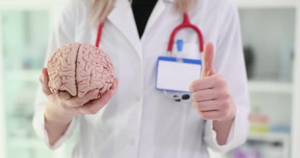 Μοντέλο Του Ανθρώπινου Εγκεφάλου Και Γιατροί Αντιγράφουν Σύσταση Θετικής Θεραπείας — Αρχείο Βίντεο
