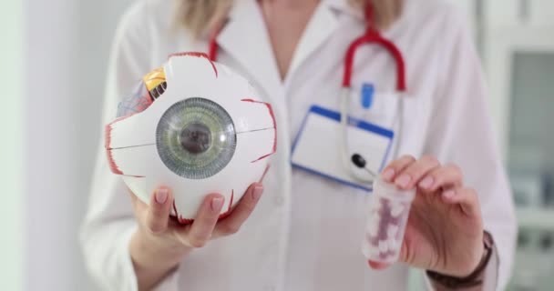 Anatomiczny Model Oka Pigułki Rękach Lekarza Leki Poprawiające Widzenie — Wideo stockowe