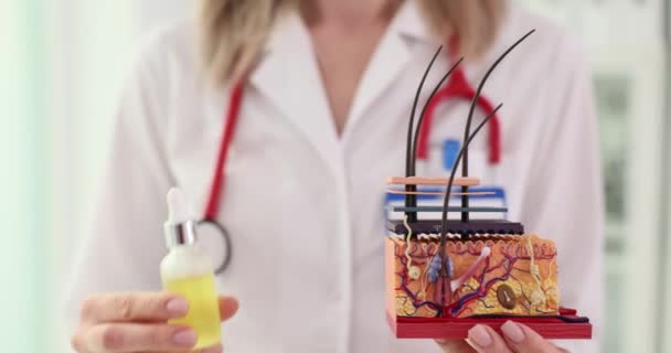 Doctor Legt Structuur Van Huid Haar Groei Cosmetische Olie Fles — Stockvideo