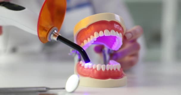 Prosedur Pemutihan Dan Perawatan Karies Gigi Menggunakan Sinar Ultraviolet Layanan — Stok Video