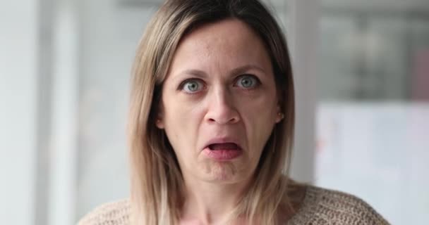 Mulher Emocionalmente Espantada Choque Riso Emoções Surpresa Riso Alto — Vídeo de Stock