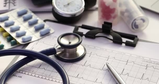 Medyczne Leki Kardiogram Stetoskop Stole Kardiologa Leczenie Chorób Serca — Wideo stockowe