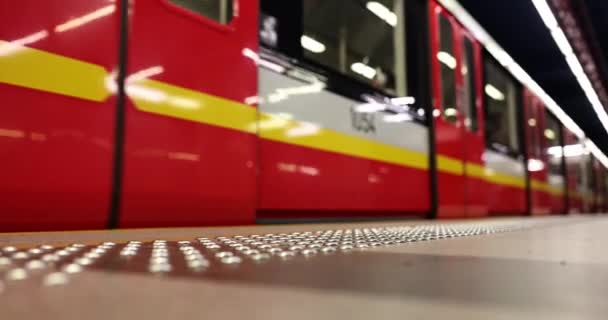 Tunnelbanetåget Anländer Till Stationen Moderna Höghastighetstransporter Jord — Stockvideo