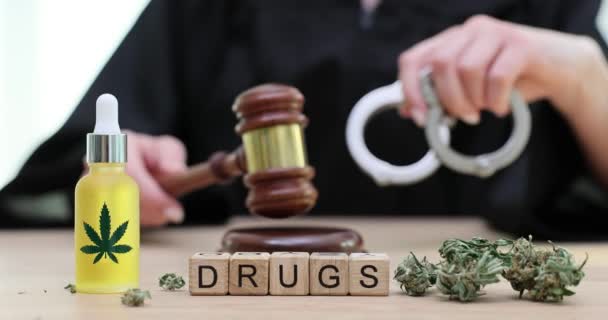 Zkoumání Složitosti Protidrogových Zákonů Legalizace Soudce Marihuany Držící Pouta Konopný — Stock video