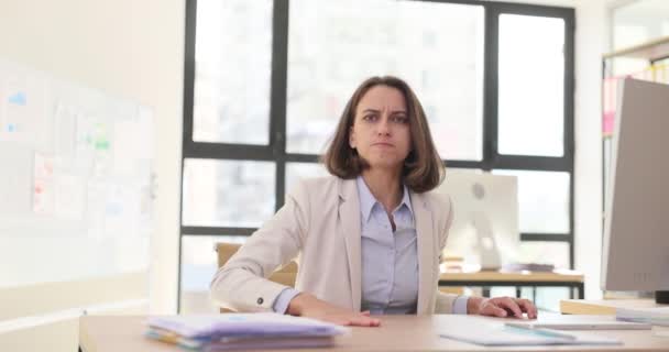 Απογοητευμένος Θυμωμένος Επιθετική Επιχειρηματίας Αφεντικό Κάθεται Στο Τραπέζι Και Κοιτάζοντας — Αρχείο Βίντεο