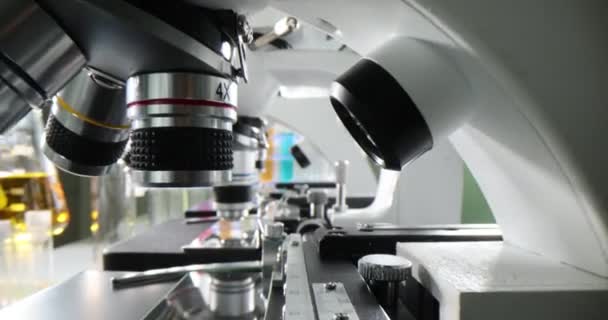Ряд Мікроскопів Пробірки Кольоровими Рідинами Сучасній Лабораторії Дослідження Токсичних Розчинників — стокове відео