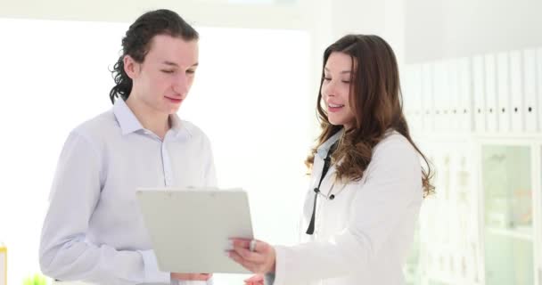 医師と患者は笑い 医学的診断について話し合う ポジティブな医学的検査結果 — ストック動画