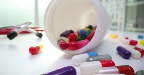 Rode Capsules Tabletten Bestrooid Witte Flessen Tafel Drugsmisbruik Overdosering — Stockvideo