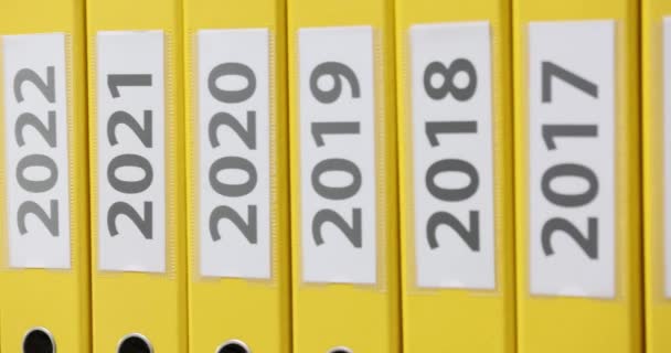 黄色文件夹 日期为2018年至2028年特写 储存业务文件和处理统计年度 — 图库视频影像