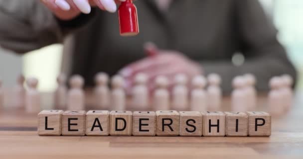 Слово Лідерство Червоний Чоловік Тлі Фігур Людей Психологія Лідерства Успішна — стокове відео
