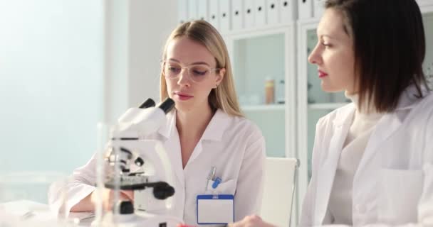 Dva Laboratorní Asistenti Chemiků Spolupracují Laboratoři Mikroskopu Úspěšná Spolupráce Laboratoři — Stock video