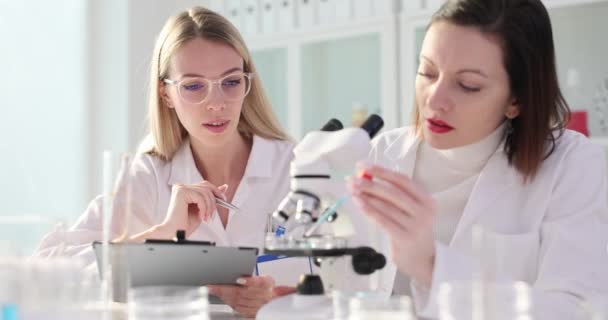 Dois Cientistas Químicos Laboratório Trabalham Juntos Laboratório Soltam Líquido Azul — Vídeo de Stock