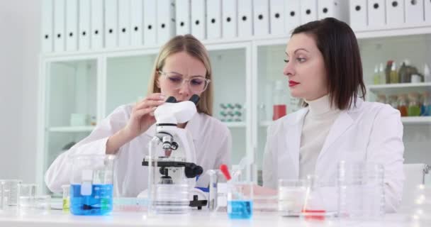 Dua Ilmuwan Bekerja Sama Laboratorium Dan Mendiskusikan Penelitian Dan Melihat — Stok Video