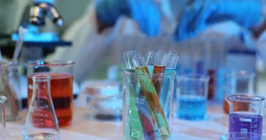 Cam test tüplerindeki renkli sıvılarla kimyasal laboratuvar deneyi. Kimya laboratuvarında çalışma kuralları