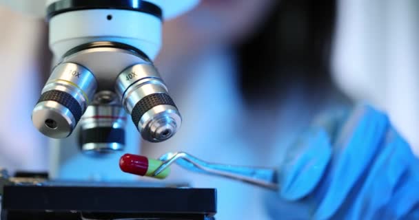 Análisis Microscópico Una Cápsula Médica Roja Amarilla Laboratorio Microscopio Tabletas — Vídeo de stock