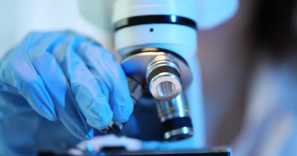 과학자는 실험실에서 샘플을 연구하기 현미경을 사용합니다 과학자들은 연구를 실험실에서 현미경 — 비디오
