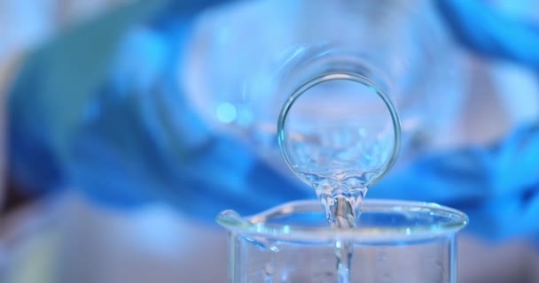 Labor Wird Wasser Aus Der Flasche Ein Glasbecherglas Gegossen Überprüfung — Stockvideo