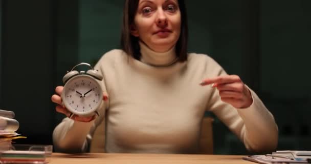 经理或老板的女人指的是深夜在办公室里的闹钟 夜班加班和时间管理 — 图库视频影像