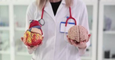 Doktor insan kalbini ve beynini bıçak altında tutuyor. Beyin-kalp ekseni ve nörokardiyoloji içindeki sinirsel etkileşimler