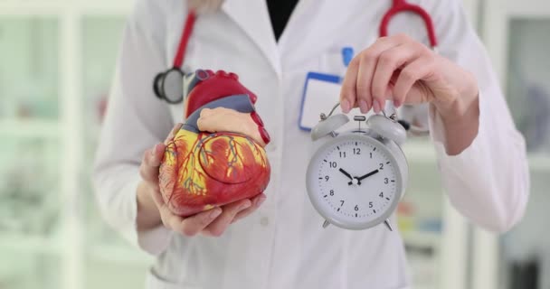 Malattie Cardiache Cardiologo Con Una Sveglia Mano Trattamento Eventi Cardiovascolari — Video Stock