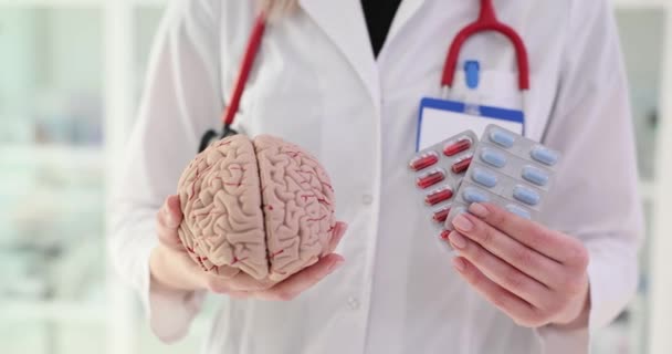 Υγεία Του Εγκεφάλου Και Φάρμακο Είναι Στα Χέρια Ενός Γιατρού — Αρχείο Βίντεο