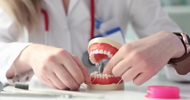 Zubař Čistí Zuby Zubní Nit Instrukce Perorální Hygiena — Stock video