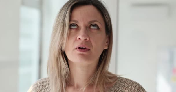 Niezadowolona Kobieta Wzdycha Martwi Się Portret Zestresowanej Zmęczonej Menadżerki Irytującej — Wideo stockowe