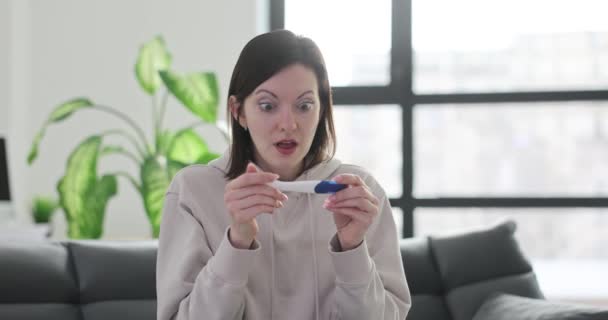 Kadın Hamilelik Testinin Sonuçlarını Öğrenince Şok Oldu Pozitif Negatif Hamilelik — Stok video