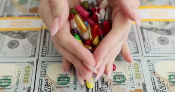 Bunte Pillen Und Kapseln Auf Einem Haufen Hundert Dollar Scheine — Stockvideo
