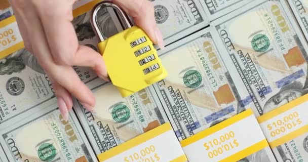 Serrure Combinée Sur Une Pile Billets 100 Dollars Sécurité Monétaire — Video