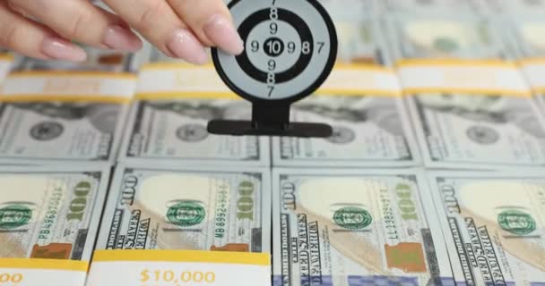 Egy Halom 100 Dolláros Bankjegy Egy Darts Táblával Közepén Pénzügyi — Stock videók