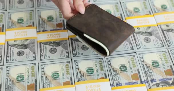 Magas Megélhetési Költségek Egy Pénztárca Tele Dollárral Pénzügyi Bevételek Ráfordítások — Stock videók
