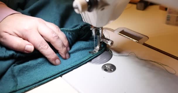 Costura Costura Los Pantalones Usando Una Máquina Coser Costura Reparación — Vídeo de stock