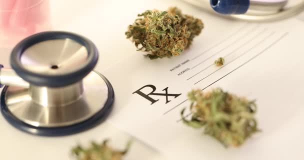 Receptbelagt Marijuana Och Stetoskop Cannabisbehandling Och Smärtstillande Medel — Stockvideo
