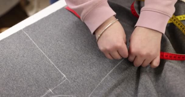 縫うための測定および切断の生地 生地のシームレスデッサンチョークスケッチ — ストック動画