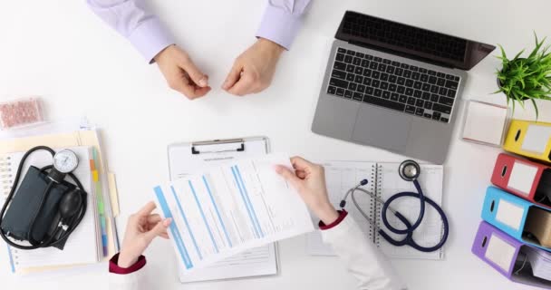 Lékař Pacient Diskutovat Lékařské Formuláře Podepsat Dokumenty Pro Léčbu Zdravotní — Stock video