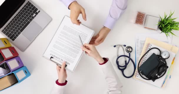 Médecin Patient Signent Formulaire Consentement Médical Vue Supérieure Clinique Fournir — Video