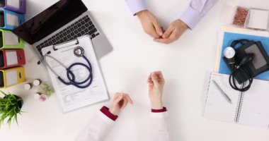 Doktor ve hasta seçenekleri ve tedavi masraflarını tartışıyor. Bir doktora rüşvet ve rüşvet.