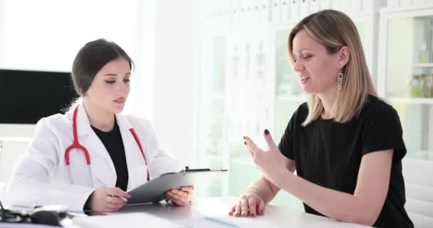 Woman Sits Desk Discusses Symptoms Doctor Young Female Physician Listens — Vídeos de Stock