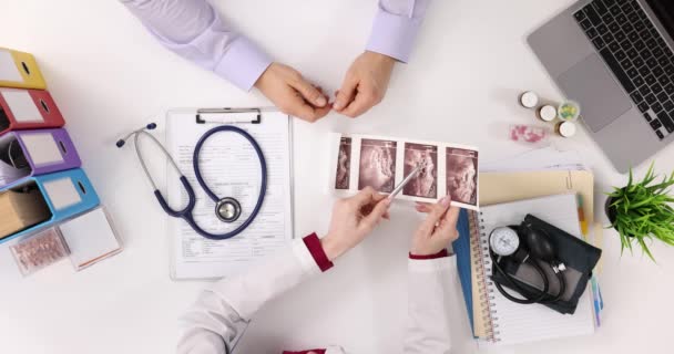 医師と患者は 内臓トップビューの超音波の結果を議論する クリニックでの医療 — ストック動画