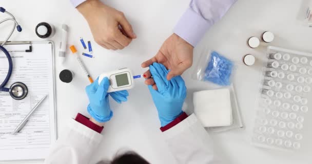 Dokter Controleert Bloedsuikerspiegel Van Patiënt Lancet Voor Het Controleren Van — Stockvideo