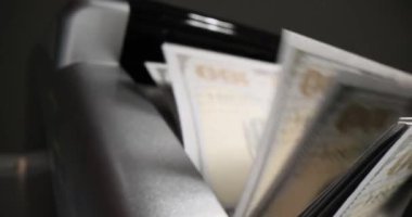 Banknota sayacı büyük miktarlarda banknotları doğru bir şekilde sayar. Cihaz, mali işlemlerdeki hataları azaltmak için nakit akışı sağlıyor