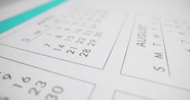 Gedruckter Kalender Zur Einfachen Datumsverfolgung Für Geschäftige Büroangestellte Unverzichtbares Werkzeug — Stockvideo