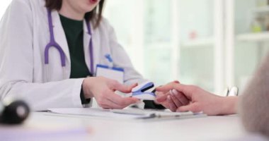 Pratisyen hasta parmağına nabız oksimetresi yerleştirdi. Araç, atım hızını ve oksijen doygunluğunu ölçmeye başlar.