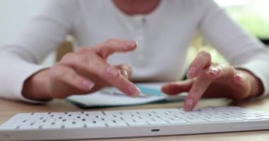 Bilgisayarda çalışan ve klavyeye tıklayan sinirli bir kadın. Kırık klavye ve bilgisayar donması