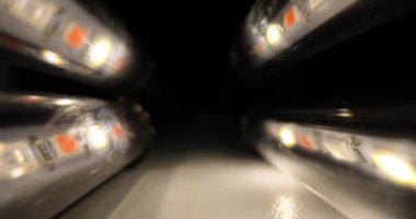 Karanlık bir odada ışıklı LED lambalar. Bitkiler için LEDler ve ışık kaynakları